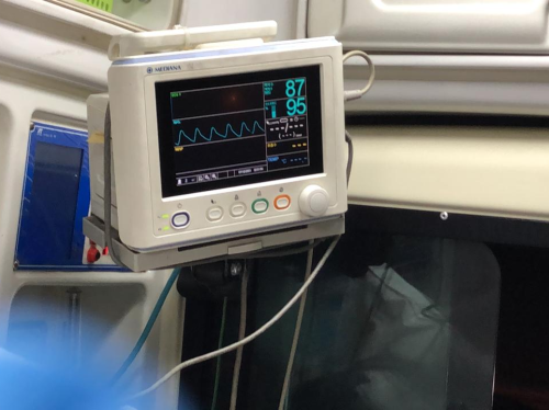 자카르타에서 코로나19확진 남성2명 환자이송