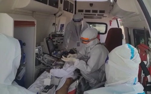 캄보디아에서 60대 남녀, 코로나환자 에어앰뷸런스 이송