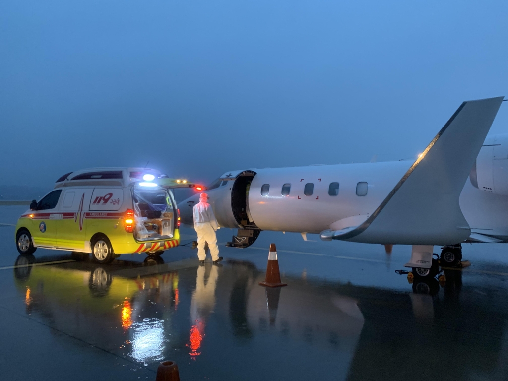 [연합뉴스] 신태용, 에어앰뷸런스로 귀국…